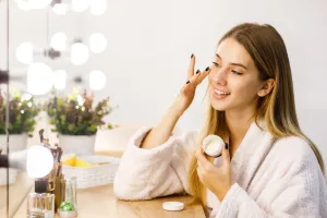 Mengenakan Produk Brightening