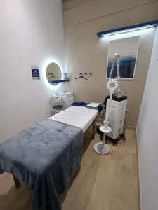 Ruang Tindakan SOZO Skin Clinic Cinere