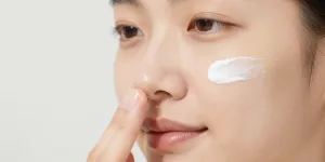 Ilustrasi Menggunakan Sunscreen di Wajah