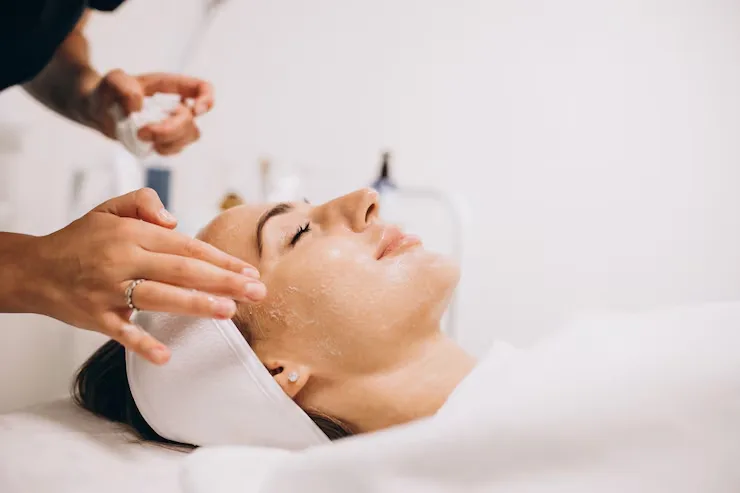 Brightening Facial Fokus ke Mencerahkan, Apa Bedanya dengan Facial Biasa?
