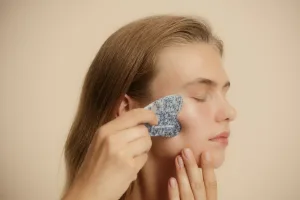 Mengencangkan Pipi dengan Gua Sha