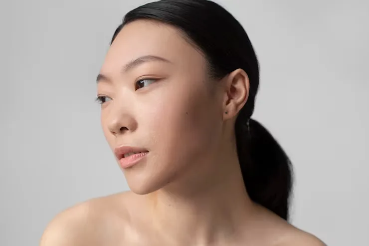 Wajah V Shape: Kenali Dulu Kenapa Wajahmu Tampak Lebar Sebelum Memilih Treatment