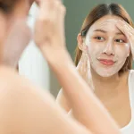 Manfaat Eksfoliasi Wajah: Kenapa Kulit Kusam Bisa Glowing, dan Kapan Justru Jadi Bumerang