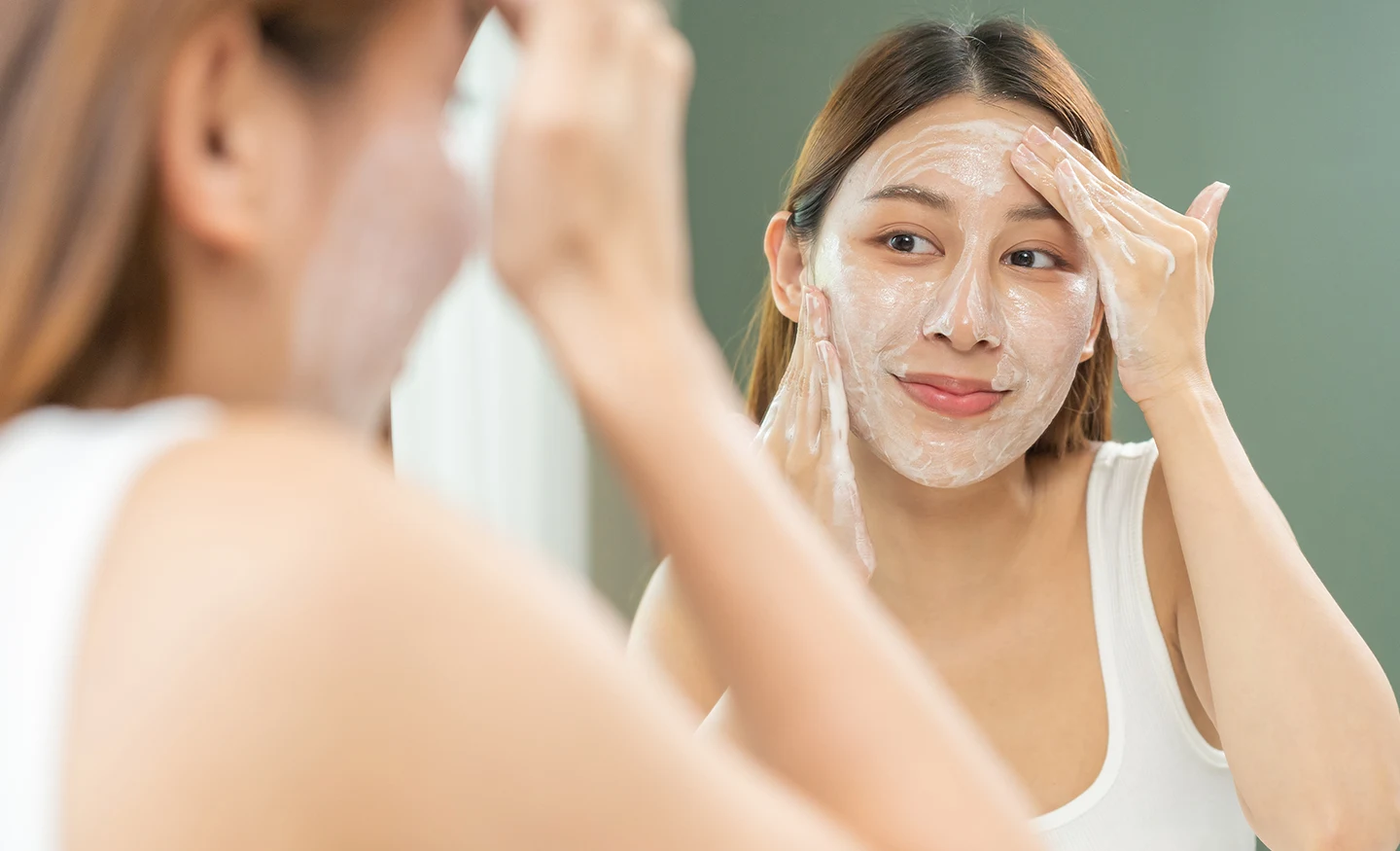 Manfaat Eksfoliasi Wajah: Kenapa Kulit Kusam Bisa Glowing, dan Kapan Justru Jadi Bumerang