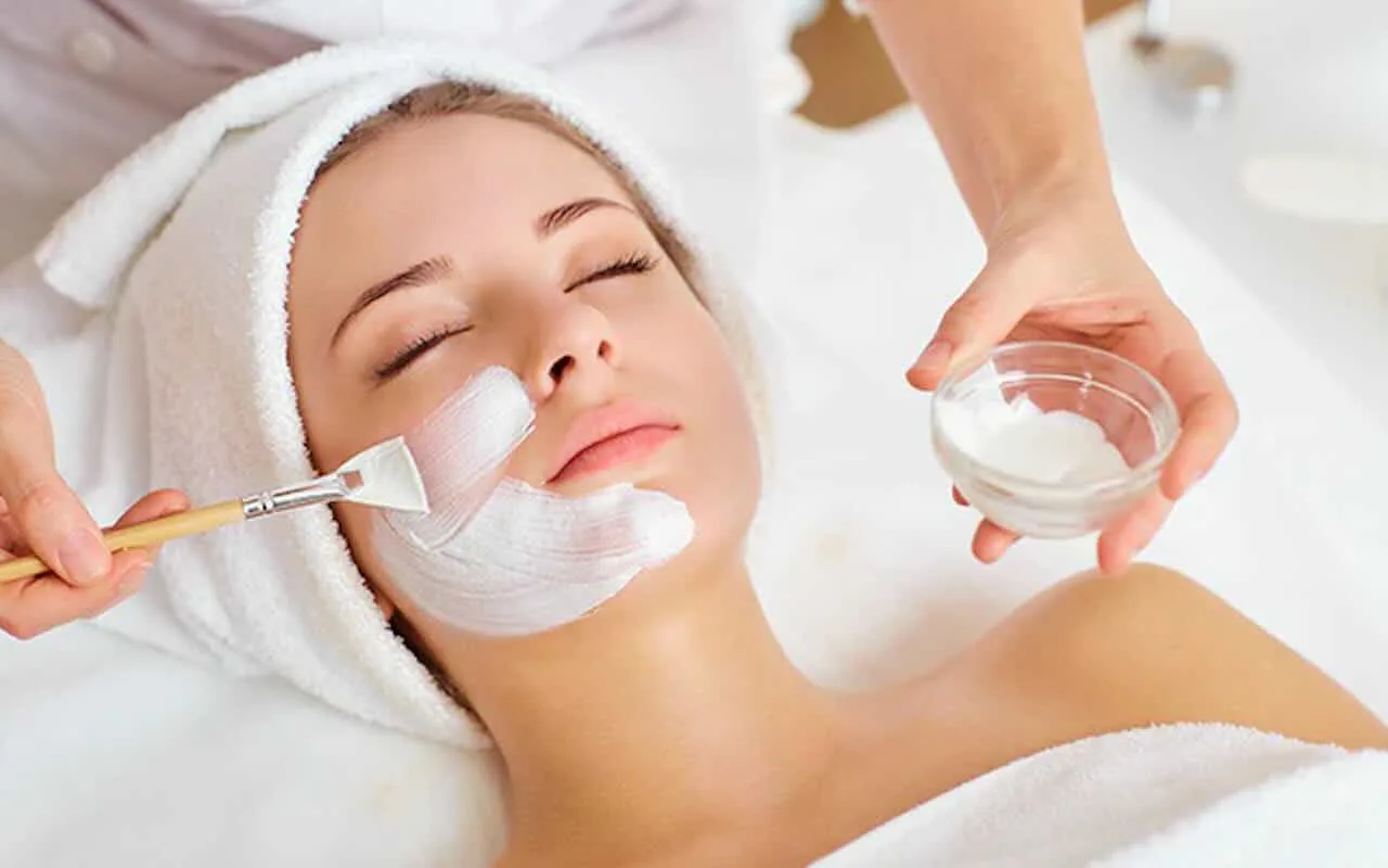 Facial Treatment vs Chemical Peeling, Apa Bedanya?