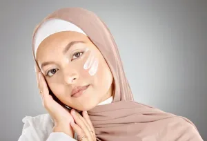 Skincare untuk Meratakan Kulit Belang karena Berhijab